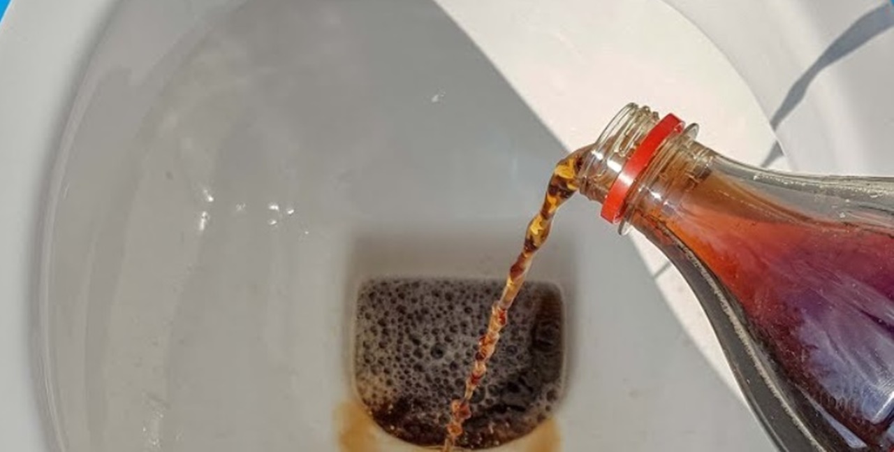 Kola ile temizlik yapabilirsiniz onu klozete dökün ve bekleyin anında geçiyor
