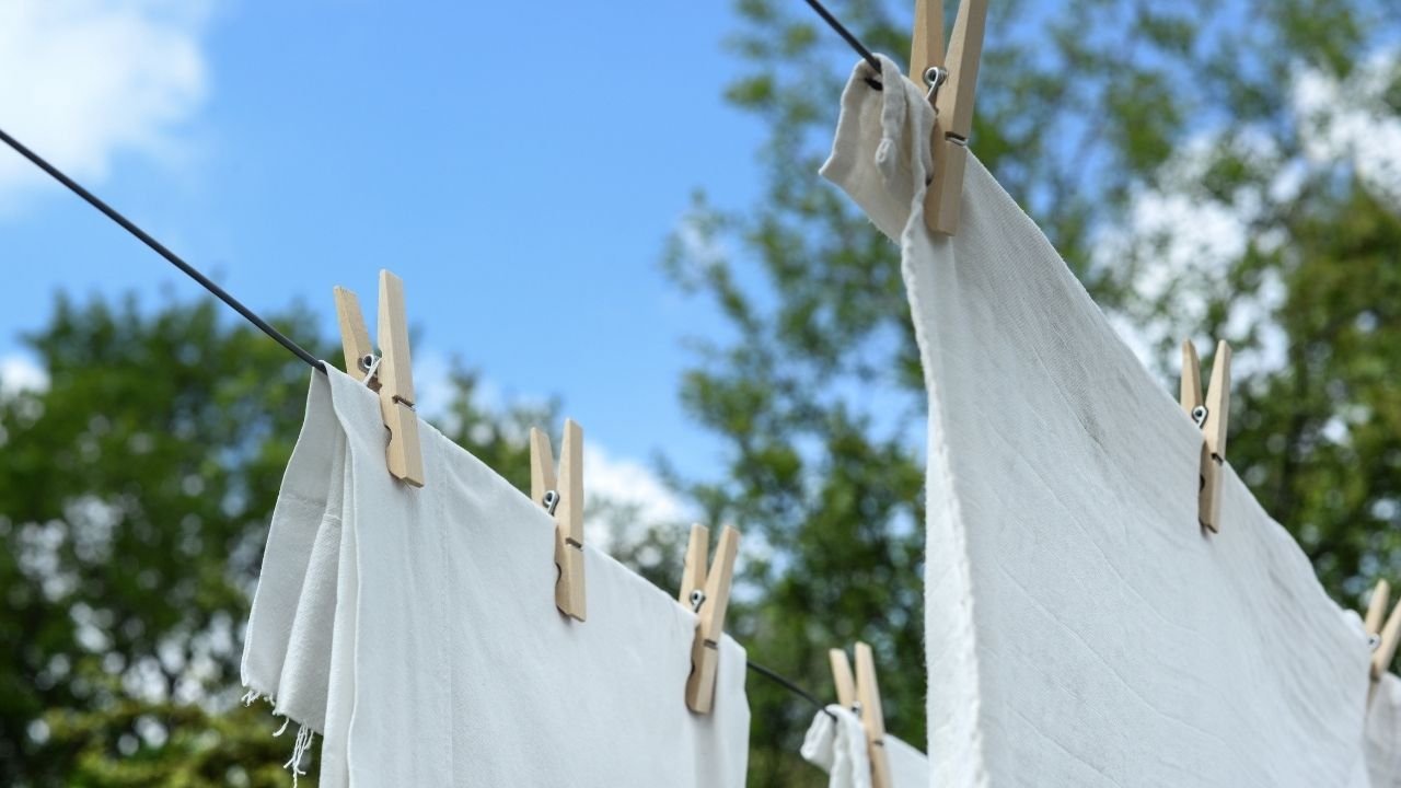Çamaşırlarınızı bembeyaz yapacak 3 malzemeli çok basit bir deterjan karışımı