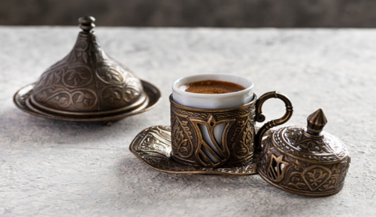 Türk kahvesi telvesini çöpe atmayıp yüzünüze sürün ne oluyor? İşe yarıyor deniliyor