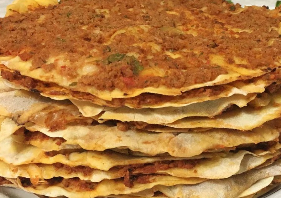 Artık dışarıdan almaya son vereceksiniz! Tavada kebapçıların sırrıyla lahmacun tarifi