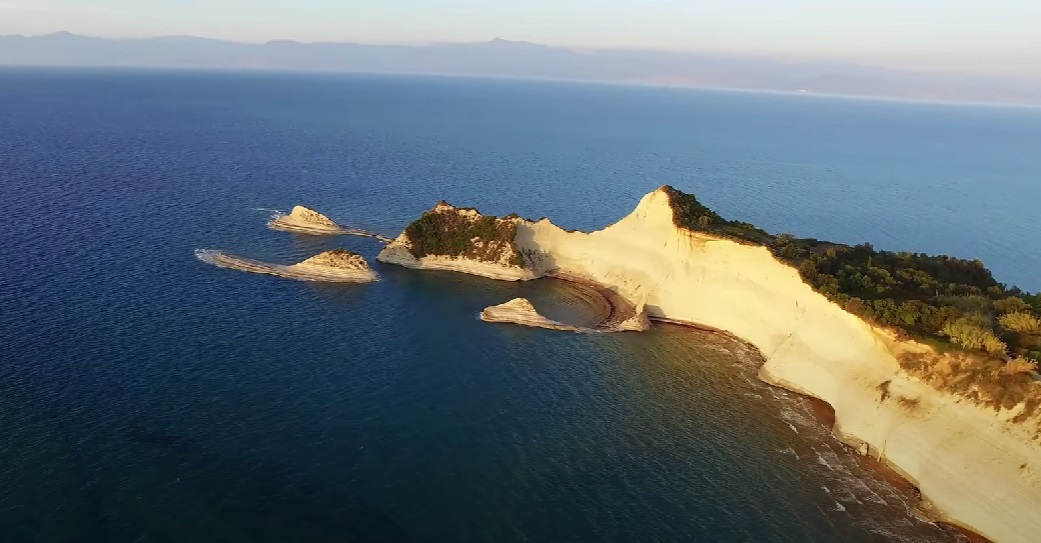 Tarihiyle büyülemeden önce güzelliğiyle cezbeden Yunanistan'daki Loggas Plajı